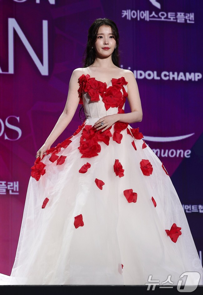 Sang aktris menutup tahun dengan kemenangannya di APAN Star Awards 2025 sebagai peraih Daesang alias Grand Prize. Tampil memukau dengan gaun krem off-shoulder rancangan Monique Lhuillier yang dihiasi ornamen bunga merah tiga dimensi. Foto: Instagram