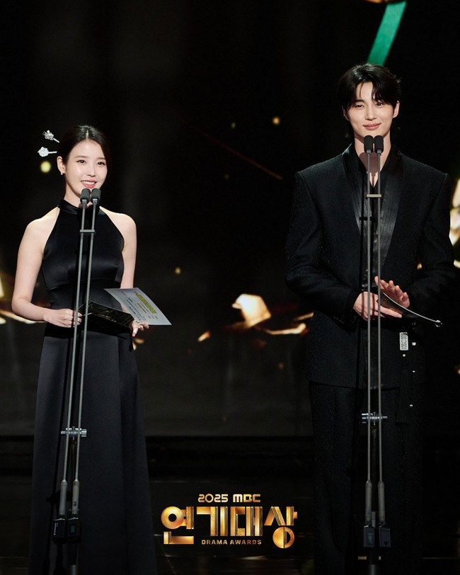 Pasangan drama Korea Perfect Crown itu tampil serasi berbalut busana hitam saat membacakan nominasi Drama of the Year. Foto: dok. MBC