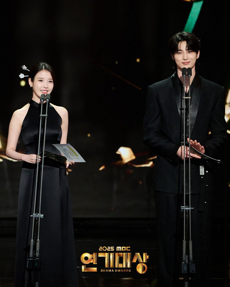 IU dan Byeon Woo Seok IU dan Byeon Woo Seok membacakan nominasi Drama of The Year di MBC Drama Awards 2025.
