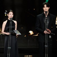 Pasangan drama Korea Perfect Crown itu tampil serasi berbalut busana hitam saat membacakan nominasi Drama of the Year. Foto: dok. MBC
