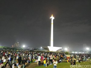 Yayat Warga Berau Tetap Bertahan di Monas Meski Hujan demi Menanti Tahun Baru