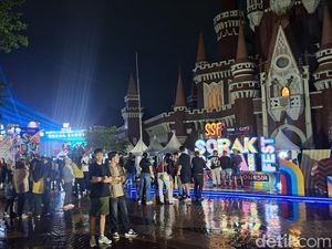 Sambut Tahun Baru, Pengunjung TMII Tak Sabar Menanti Aksi Slank
