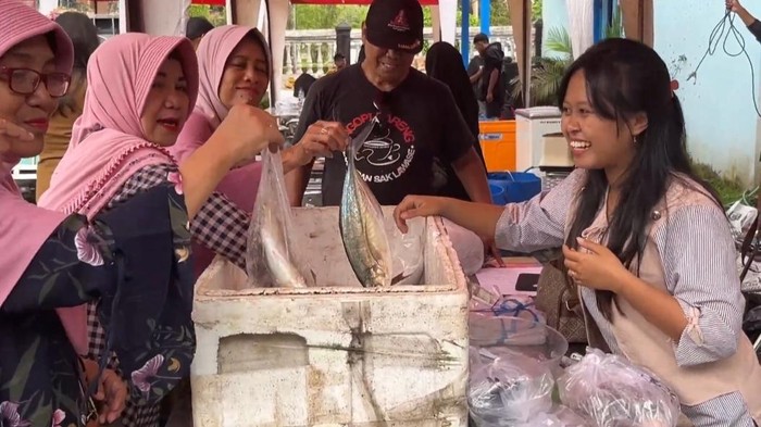 Jelang Tahun Baru, Gerai Ikan Dadakan Diserbu Warga