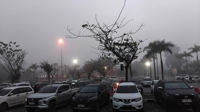 Kabut tebal di sekitar parkiran Bandara SSK II Pekanbaru (Dok SSK II)