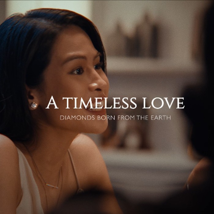 Kampanye ini melanjutkan narasi tentang berlian alami sebagai simbol cinta, komitmen, dan warisan emosional yang terus hidup dari generasi ke generasi.