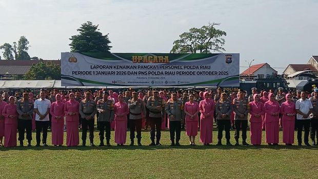 Kapolda Riau Irjen Herry Heryawan memimpin kenaikan pangkat 1.116 personel Polri di Mapolda Riau, Rabu (31/12/2025).