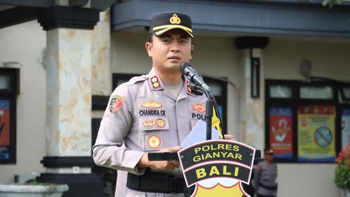Kapolres Gianyar, AKBP Chandra Citra Kusuma, memimpin apel kesiapan pasukan pengamanan malam Tahun Baru 2026 di Lapangan Tribrata Polres Gianyar, Rabu (31/12/2025) pagi. (Dok. Polres Gianyar)