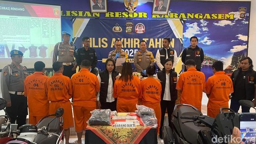 Kapolres Karangasem AKBP Joseph Edward Purba bersama jajaran saat melaksanakan pres release akhir tahun di Aula Polres Karangasem, Rabu (31/12/2025) (I Wayan Selamat Juniasa)