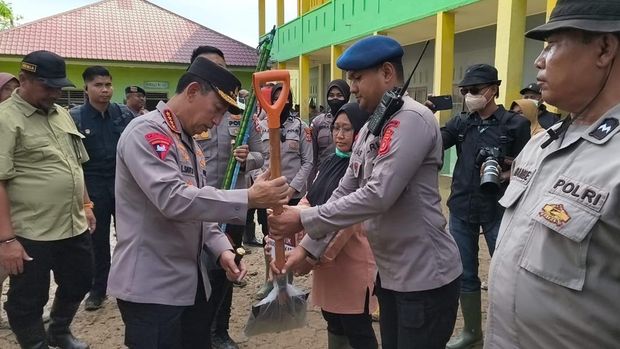 Kapolri Jenderal Listyo Sigit Prabowo berkunjung ke Aceh Tamiang untuk meninjau pembersihan sekolah-sekolah terdampak bencana.