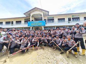 Kapolri Cek Pembersihan Sekolah dan Lokasi Huntap-Huntara Polri di Aceh Tamiang
