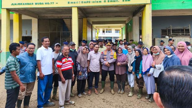 Kapolri Jenderal Listyo Sigit Prabowo berkunjung ke Aceh Tamiang untuk meninjau pembersihan sekolah-sekolah terdampak bencana.