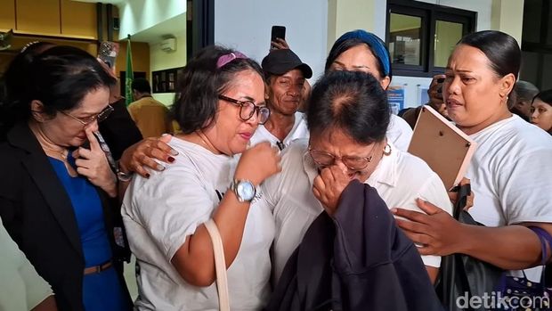 Keluarga Prada Lucky Ibunda Prada Lucky, Sepriana Paulina Mirpey bersama keluarga saat histeris di Pengadilan Militer III-15 Kupang, NTT, Rabu (31/12/2025). (Yufengki Bria/detikBali).