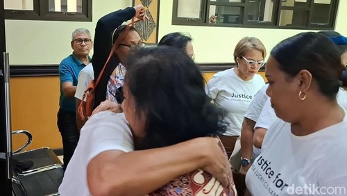 Keluarga Prada Richard Junimton Bulan saat berpelukan sambil histeris di Pengadilan Militer III-15 Kupang, NTT, Rabu (31/12/2025). (Yufengki Bria/detikBali).