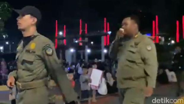 Kembang api di CPI Makassar.