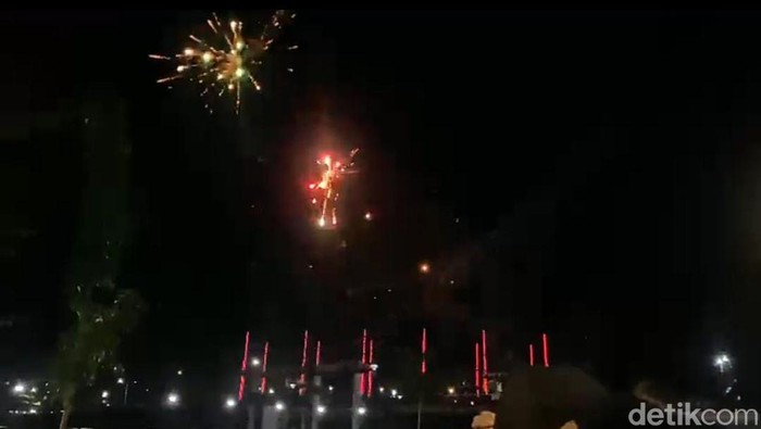 Kembang Api Tahun Baru Menyala di CPI Makassar Meski Dilarang