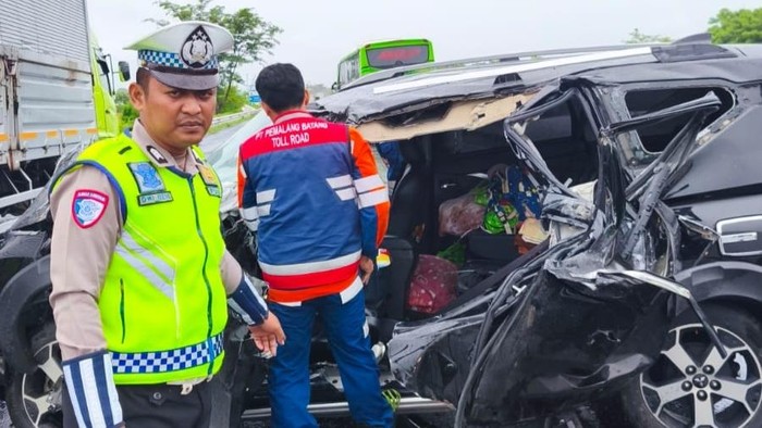 Xpander Oleng Tabrak Truk di Tol Pemalang, 1 Balita Tewas