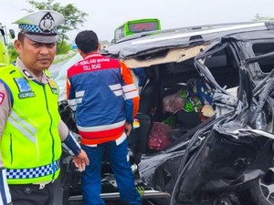 Xpander Oleng Tabrak Truk di Tol Pemalang, 1 Balita Tewas