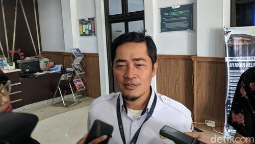 Kepala Dinas Penanaman Modal dan Perizinan Terpadu Satu Pintu (DPMPSTP) NTB Irnadi Kusuma ditemui di kantornya, Rabu (31/12/2025). (Foto: Ahmad Viqi/detikBali).