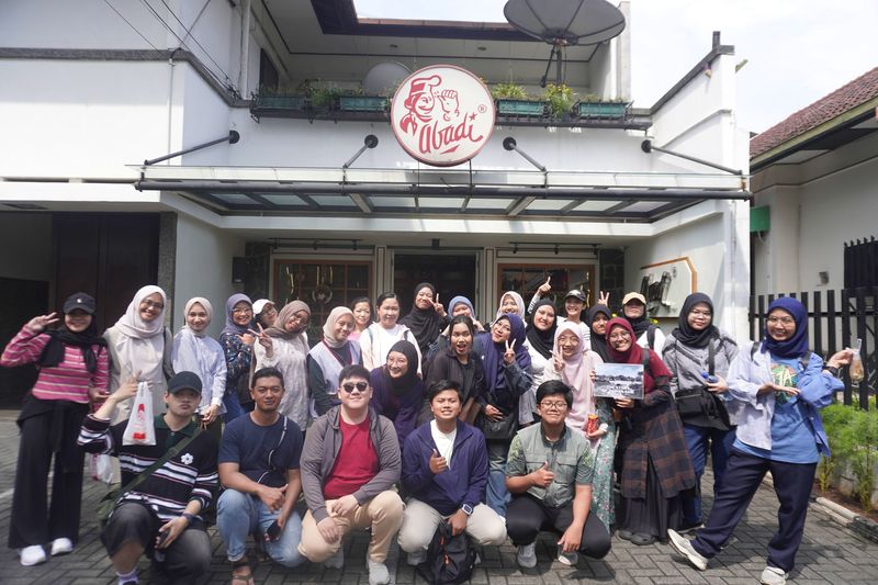 Aktivitas Komunitas Cerita Bandung saat menggelar walking tour.
