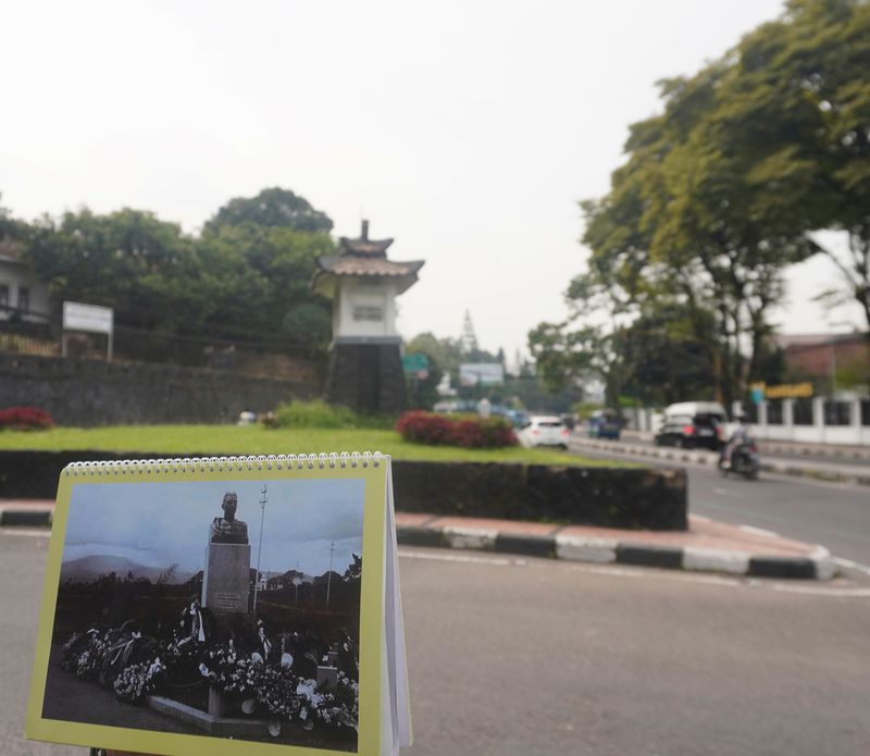 Aktivitas Komunitas Cerita Bandung saat menggelar walking tour.