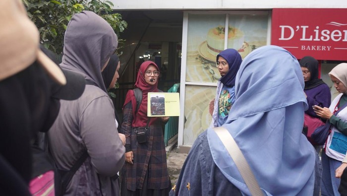 Aktivitas Komunitas Cerita Bandung saat menggelar walking tour.