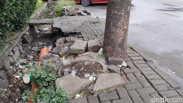 Kondisi trotoar di Jalan Dago Bandung.