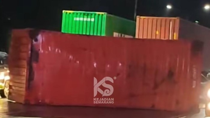 Kontainer Berisi Kaca Terjatuh dari Truk di Lampu Merah Hanoman Semarang