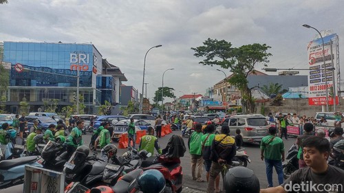 Kondisi Simpang Patih Jelantik-Sri Dewi menjelang malam pergantian tahun.