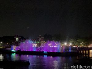 Laser Air Mancur Kenjeran Surabaya Jadi Magnet di Malam Tahun Baru