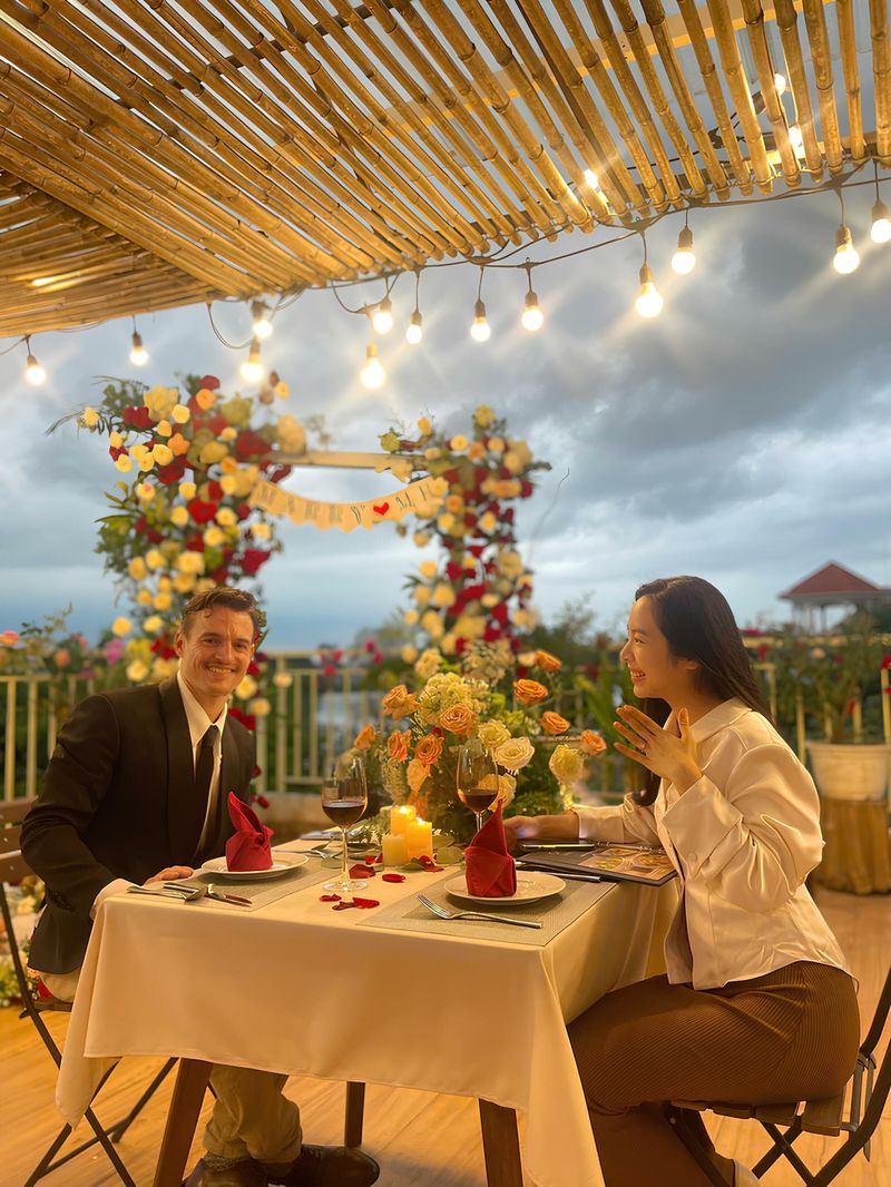 Le Mai Anh dan Cawood Matthew Blaze, pasangan yang berjodoh dari Google Review.