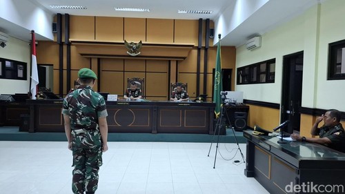 Danki A Yonif TP 834/Wakanga Mere, Nagekeo, Lettu Inf Ahmad Faisal, saat dihadirkan dalam sidang putusan di Pengadilan Militer III-15 Kupang, NTT, Rabu (31/12/2025). (Yufengki Bria/detikBali).