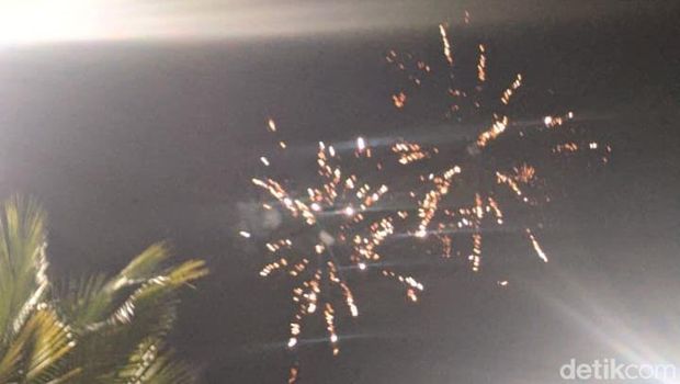 Kembang api di Centre Point of Indonesia (CPI) Makassar, Sulawesi Selatan (Sulsel) saat malam tahun baru 2026.