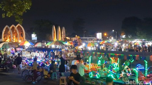 Ribuan warga menikmati pergantian tahun baru di Taman Sangkareang, Kota Mataram, Rabu (31/12/2025) malam