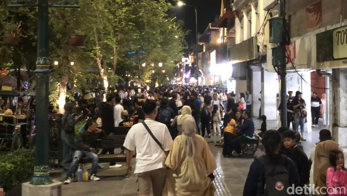 Jalan Malioboro selalu dipadati wisatawan maupun warga Jogja sendiri pada malam pergantian tahun.