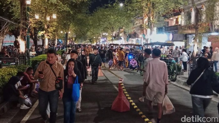 Jalan Malioboro selalu dipadati wisatawan maupun warga Jogja sendiri pada malam pergantian tahun.