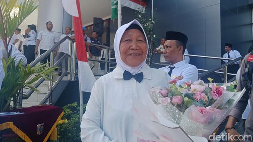 Marhunah, tukang sapu yang diangkat menjadi PPPK Paruh Waktu setelah mengabdi puluhan tahun di Dinas LHK Lombok Timur, NTB, Rabu (31/12/2025). (Foto: Sanusi Ardi W/detikBali)