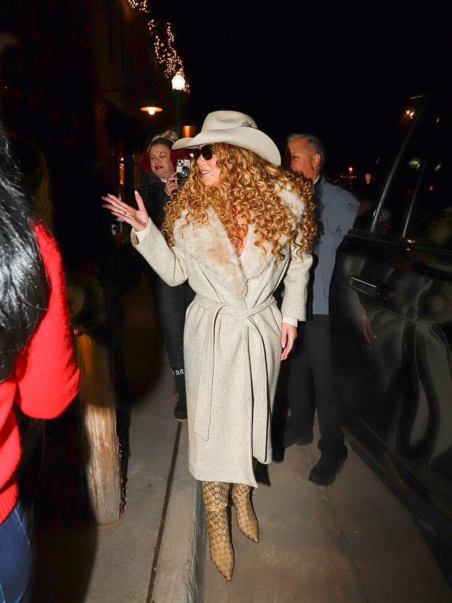 Saat mengunjungi sebuah butik bernama Kemo Sabe, pelantun lagu ‘All I Want for Christmas is You’ ini mengenakan mantel wool tebal dari koleksi Valentino Garavani. Ia memadukannya dengan boots selutut dari Gucci dan kalung berlian. Foto: GC Images/BG041/Bauer-Griffin