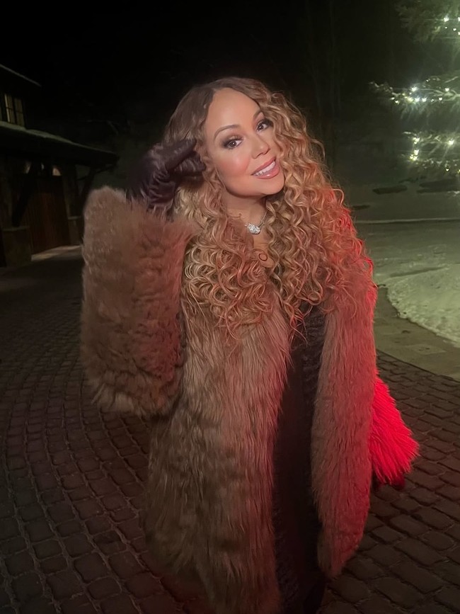 Penyanyi yang kerap dijuluki The Queen of Christmas ini mengisi liburan dengan menyusuri jalanan Colorado yang indah bersalju. Sadar selalu jadi pusat perhatian, wanita 56 tahun ini pun selalu tampil total dengan gaya maksimal. Foto: Instagram/@mariahcarey