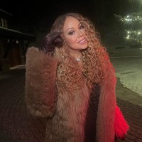 Penyanyi yang kerap dijuluki The Queen of Christmas ini mengisi liburan dengan menyusuri jalanan Colorado yang indah bersalju. Sadar selalu jadi pusat perhatian, wanita 56 tahun ini pun selalu tampil total dengan gaya maksimal. Foto: Instagram/@mariahcarey