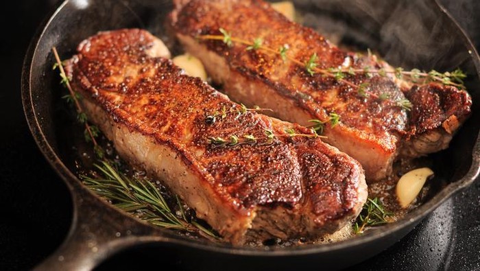 Masak steak di wajan