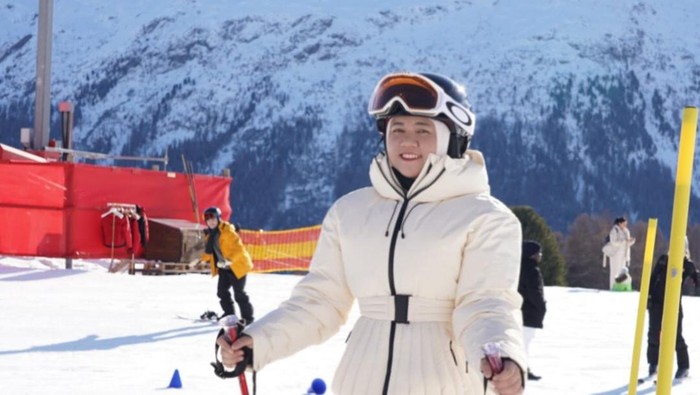 Pertama Kali Main Ski di Swiss, Pengasuh Rafathar: Baymax, Mau Terbang!