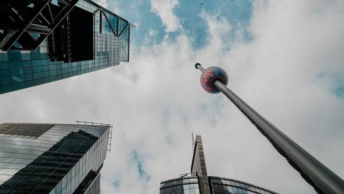 Organizers of the upcoming New Year's Eve ball drop conduct a test in Times Square, New York, U.S., December 30, 2025. REUTERS/Eduardo Munoz