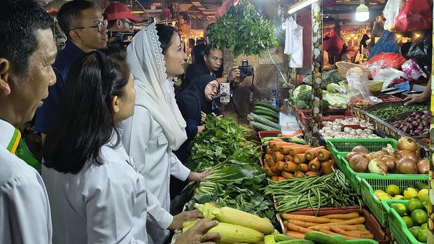 Menjelang pergantian tahun, Wakil Menteri Perdagangan (Wamendag) Dyah Roro Esti Widya Putri melakukan inspeksi mendadak (sidak) ke Pasar Senen, Jakarta Pusat, untuk memastikan harga dan ketersediaan bahan pokok (bapok) tetap terjaga. Dari hasil pantauan di lapangan, Roro menemukan tren harga yang cenderung turun dibandingkan dua minggu lalu, dengan pasokan dinilai aman menjelang malam Tahun Baru. (Dok Humas Kemendag)
