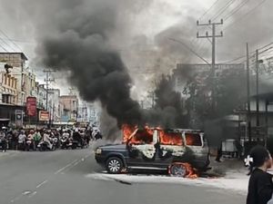 Mobil Kijang Terbakar di Tengah Jalan Lubuklinggau, Sempat Terjadi Ledakan