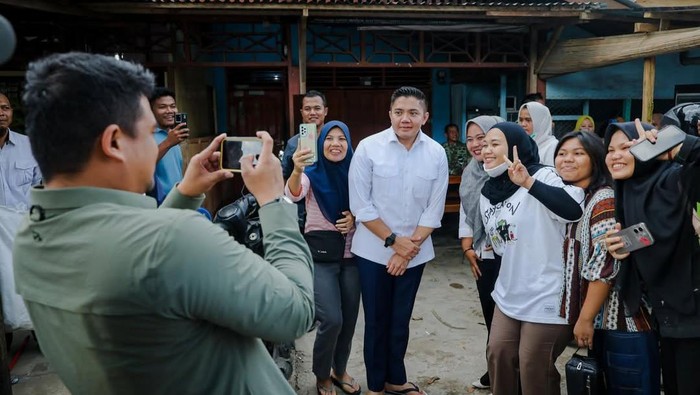 Momen Gubsu Bobby Nasution mendadak menjadi fotografer Letkol Teddy bersama ibu-ibu di Tapsel. (dok. Instagram Bobby Nasution)