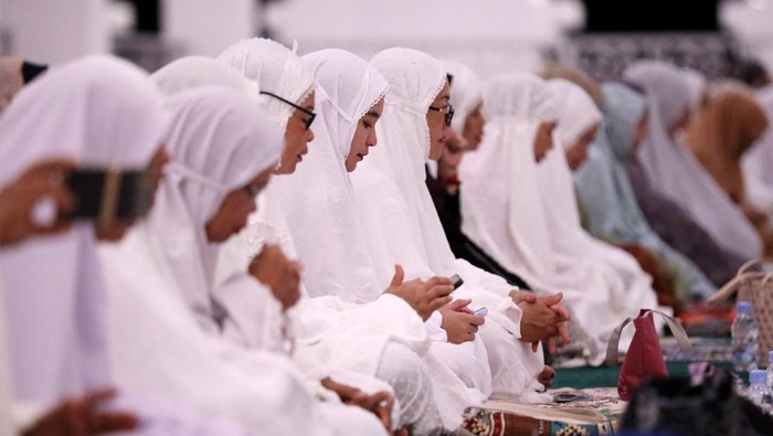 Umat Islam melantunkan selawat saat muhasabah akhir tahun di Masjid Raya Al-Azhom, Kota Tangerang, Banten, Rabu (31/12/2025). Kegiatan muhasabah, zikir serta selawat pada malam akhir tahun 2025 tersebut untuk mendoakan korban bencana alam di Sumatra serta untuk meminta keberkahan di Tahun Baru 2026. ANTARA FOTO/Putra M. Akbar