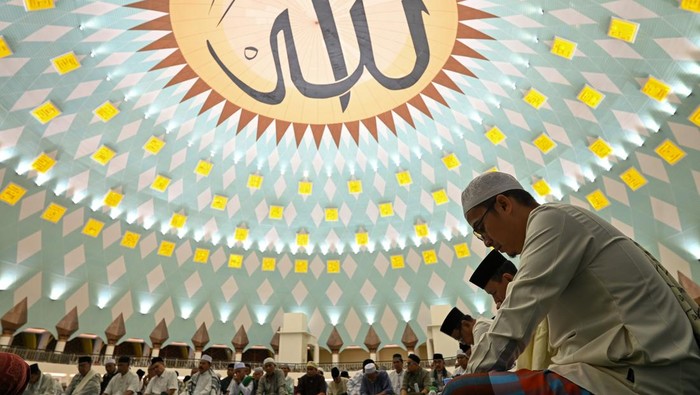 Umat Islam melantunkan selawat saat muhasabah akhir tahun di Masjid Raya Al-Azhom, Kota Tangerang, Banten, Rabu (31/12/2025). Kegiatan muhasabah, zikir serta selawat pada malam akhir tahun 2025 tersebut untuk mendoakan korban bencana alam di Sumatra serta untuk meminta keberkahan di Tahun Baru 2026. ANTARA FOTO/Putra M. Akbar