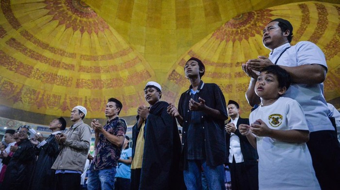 Umat Islam melantunkan selawat saat muhasabah akhir tahun di Masjid Raya Al-Azhom, Kota Tangerang, Banten, Rabu (31/12/2025). Kegiatan muhasabah, zikir serta selawat pada malam akhir tahun 2025 tersebut untuk mendoakan korban bencana alam di Sumatra serta untuk meminta keberkahan di Tahun Baru 2026. ANTARA FOTO/Putra M. Akbar