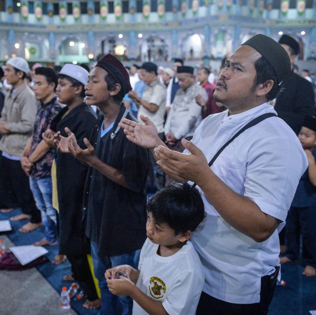Muhasabah Akhir Tahun 2025, Umat Islam Panjatkan Doa Bersama di Berbagai Daerah