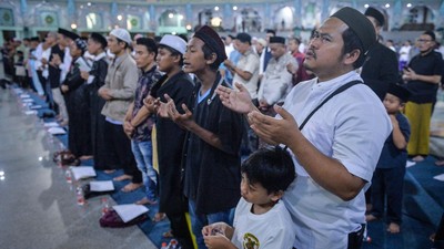 Muhasabah Akhir Tahun 2025, Umat Islam Panjatkan Doa Bersama di Berbagai Daerah